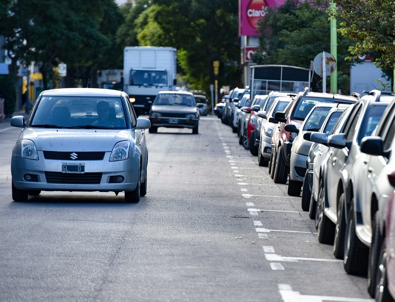 El significado de bajar la música para estacionar el auto
