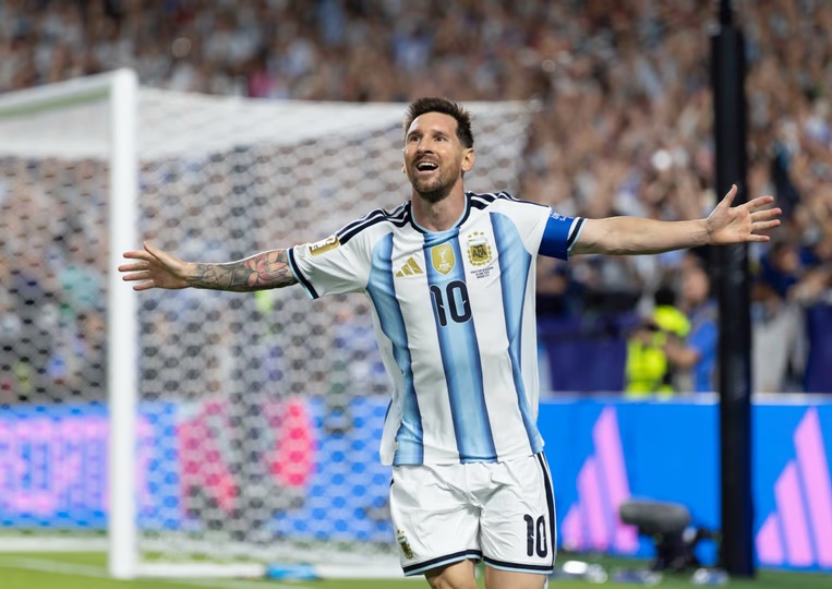 Con una actuación estelar de Messi, Argentina goleó a Argelia en su debut en el Mundial